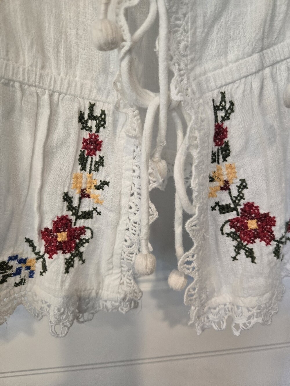 NWT! Bohemian White Embroidered Tie-Front Blouse. Size L - Picture 4 of 7